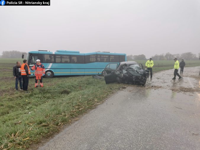 Auto narazilo pri Chotíne do autobusu, skončilo sa to tragédiou (foto)