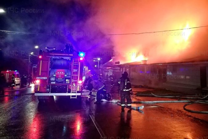 Kaviareň v ruskom meste Kostroma skončila v plameňoch, pri požiari zomrelo 15 ľudí. Príčinou má byť svetlica