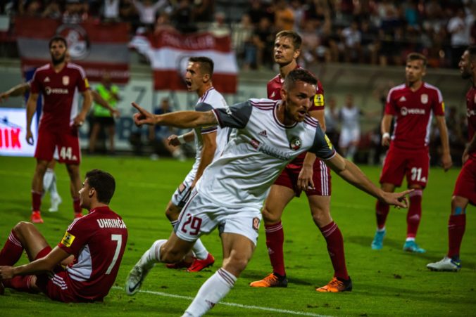Podbrezová si po derby zápase Fortuna ligy odviezla z Banskej Bystrice tri body, domácich obral o gól systém VAR