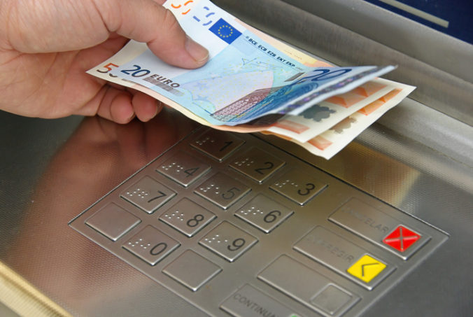 Žena našla v bankomate 550 eur, čelí obvineniu