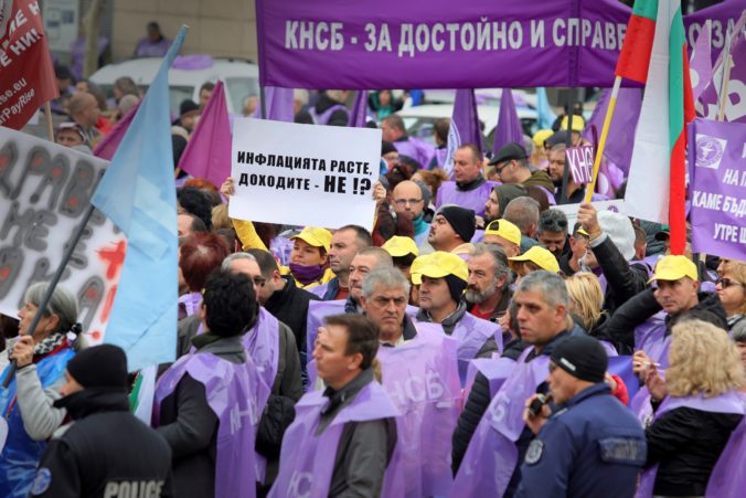 Tisíce Bulharov sa zišli pred budovou parlamentu v Sofii a žiadali vyššie platy pred blížiacou sa zimou