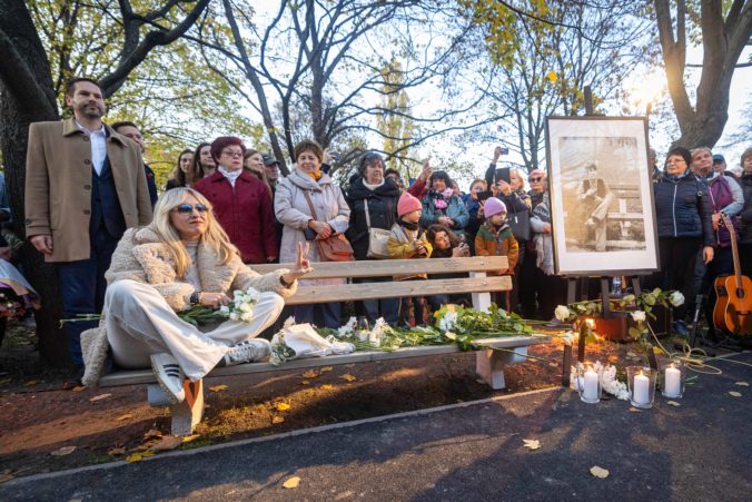 Lavička Mekyho Žbirku je opäť v parku na Račianskom mýte, mesto ju zrepasovalo a pridalo aj niečo nové (foto)