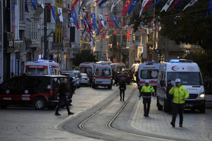 Bombový útok na obľúbenej ulici v Istanbule si vyžiadal šesť mŕtvych a desiatky zranených (video)