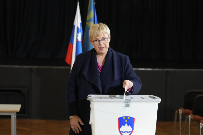 Slovinci si vyberajú novú hlavu štátu, po prvý raz by mohli mať prezidentku