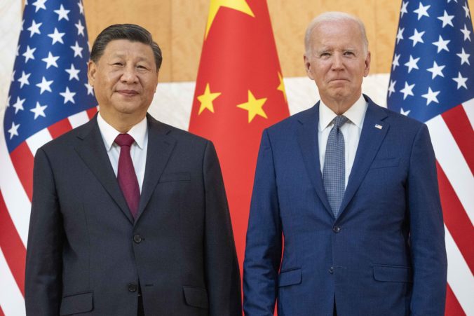 Biden a Si Ťin-pching sa prvýkrát stretli, čínsky prezident chce vytýčiť „správny kurz“ pre vzťahy s USA