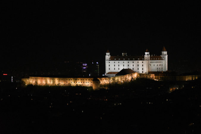 Bratislavský hrad nasvietia a na fasáde budú premietať projekciu k 33. výročiu Nežnej revolúcie