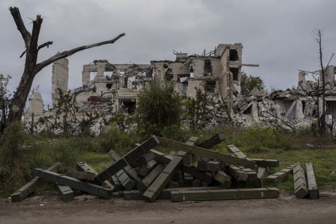 Okupanti v Chersone spálili telá mŕtvych ruských vojakov na smetisku, tvrdia miestni