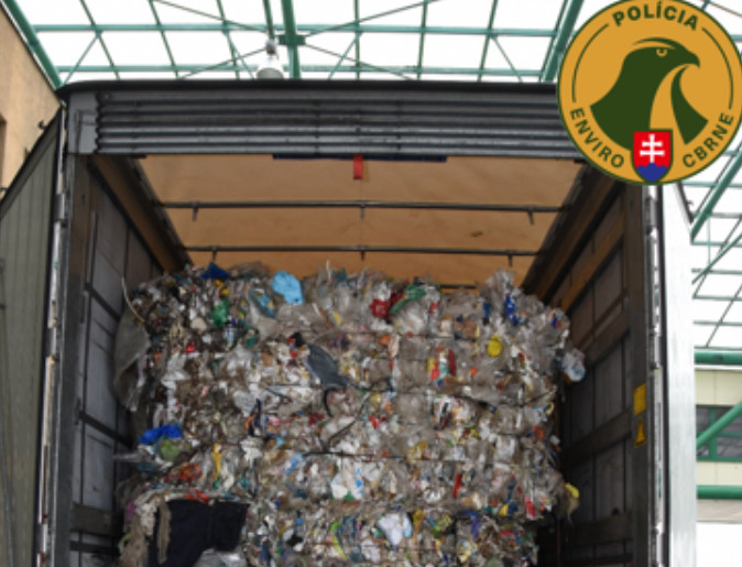 Kamión s nelegálnym odpadom smeroval z Talianska do Dubnice nad Váhom, stopli ho na hraniciach (foto)