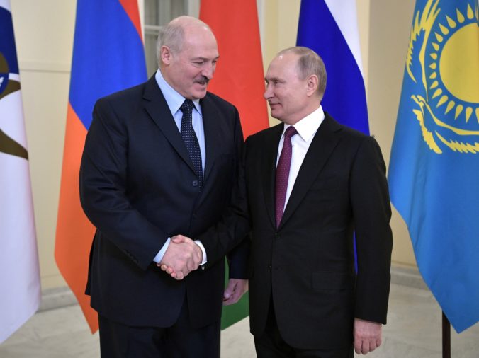 Zelenskyj by mal podľa Lukašenka pristúpiť k mierovým rokovaniam skôr, ako Rusko zničí Ukrajinu