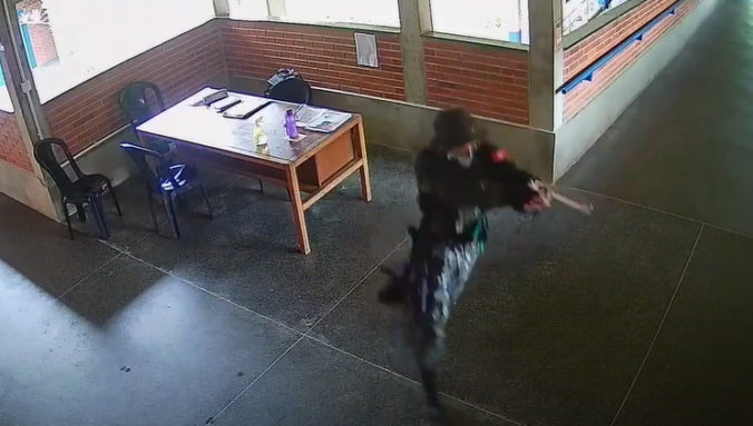 Muž vtrhol do dvoch škôl a spustil streľbu, útok si vyžiadal mŕtvych aj zranených (video)