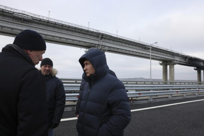 Putin sa premával po poškodenom Krymskom moste, chcel tak zvýšiť ruskú morálku