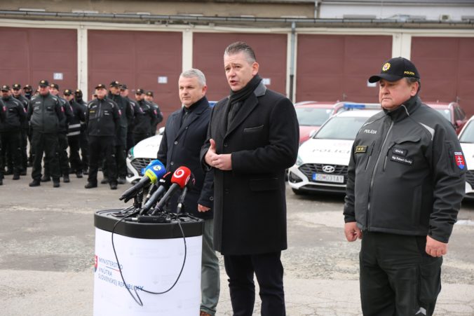 Mikulec odovzdal hraničnej a cudzineckej polície 27 vozidiel, slúžiť majú aj na ochranu Schengenu (video+foto)