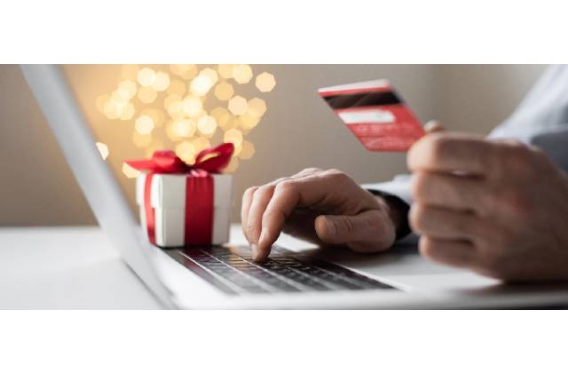 Online nákupy pred Vianocami: pozor na falošné e-shopy a podvodné sms o problémoch s doručením zásielky