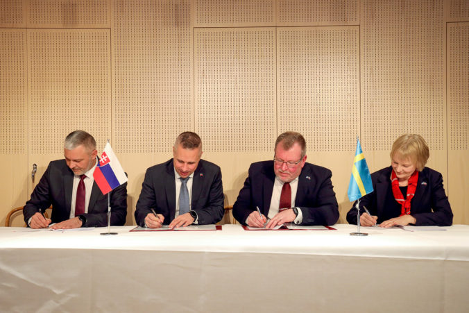 Slovensko a Švédsko podpísali dohodu o akvizícii 152 kusov pásových obrnených vozidiel CV90 (foto+ video)
