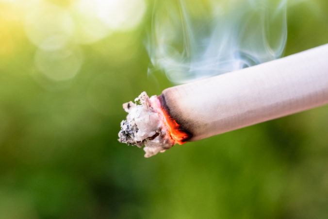 Nový Zéland schválil zákaz cigariet pre budúce generácie, znižuje aj počet maloobchodníkov predávajúcich tabak