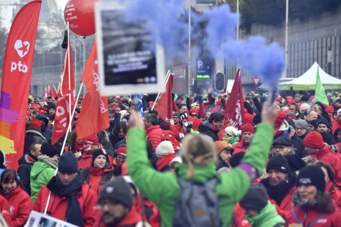 Tisíce ľudí protestovali v Bruseli proti zdražovaniu, žiadali aj zmrazenie cien energií (foto)