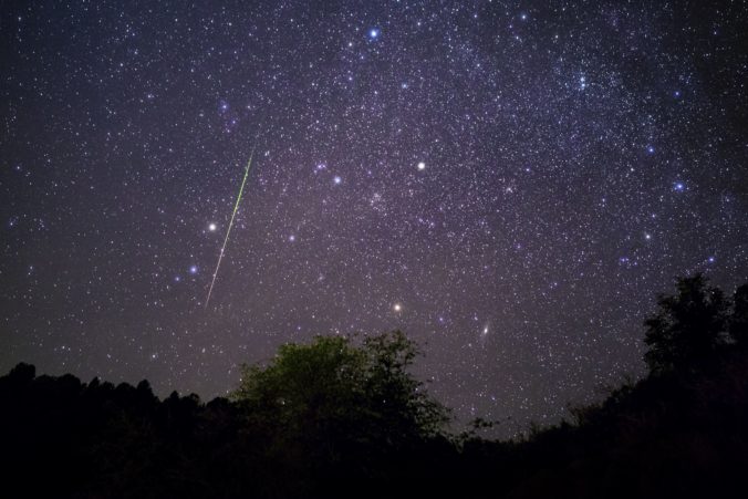 Na oblohe bude možné vidieť počas týchto nocí meteorický roj Ursidy aj novoobjavenú kométu, hlásia astronómovia