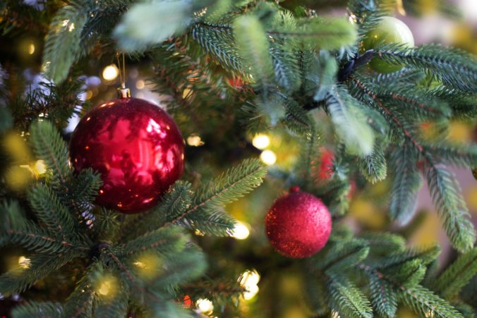 Na vianočnom stromčeku používajte iba certifikované osvetlenie, odporúčajú hasiči a pridávajú aj ďalšie rady