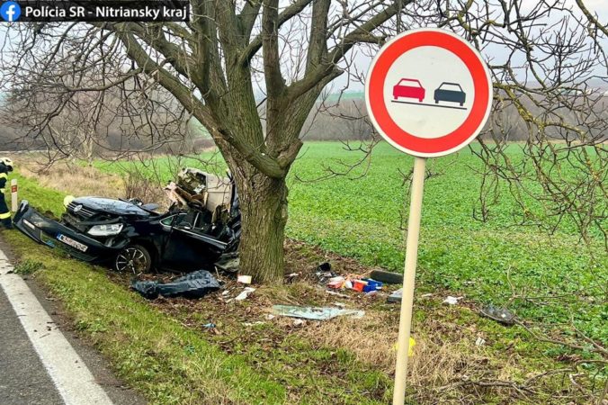 Pri obci Klasov došlo k tragickej dopravnej nehode, 38-ročný vodič narazil s Volkswagenom do stromu