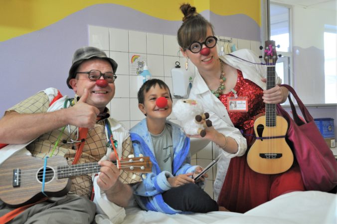 Zdravotní klauni prinesú do nemocníc radosť, smiech a nádej počas vianočných klauniád