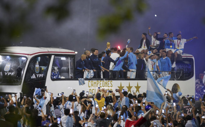 Majstrov sveta čakali po návrate do Argentíny davy, novinári žiadajú ospravedlnenie za urážky od reprezentácie