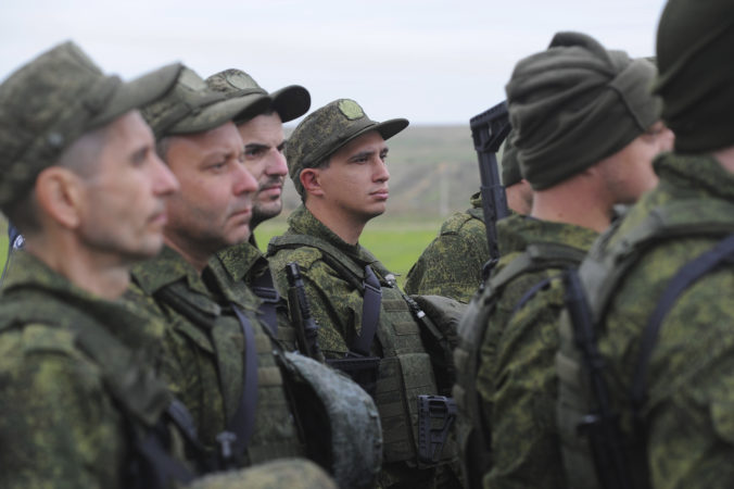 Rusko má pre vojnu nedostatok vojenských cvičiteľov, s výcvikom tisícov záložníkov im pomáha Bielorusko