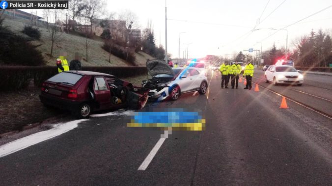 Na ulici Trieda SNP sa čelne zrazili dve autá, jedného z vodičov sa oživiť nepodarilo (foto)