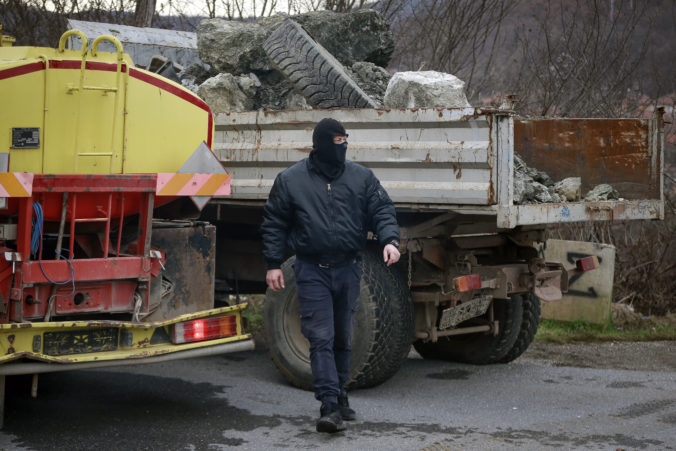 Etnickí Srbi začali v Kosove odstraňovať svoje barikády a Srbsko odvolalo zvýšenú pohotovosť vojakov na hranici