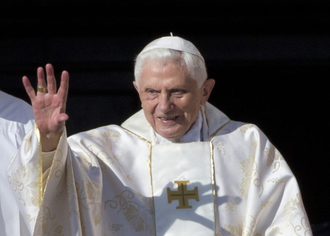Stav Benedikta XVI. je vážny. Zlé správy o jeho zdraví vyvolávajú otázky, čo sa stane, keď zomrie