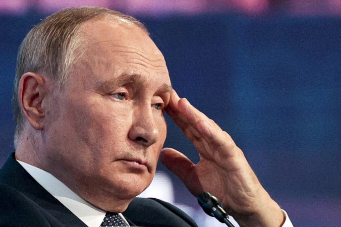 Putin trpí chronickými bolesťami a je menej isté, že zostane pri moci nasledujúce roky, tvrdí dánska rozviedka