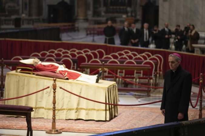 Vatikán vystavil telo pápeža Benedikta XVI. v Bazilike Svätého Petra, poctu mu prichádzajú vzdať tisíce ľudí (video+foto)