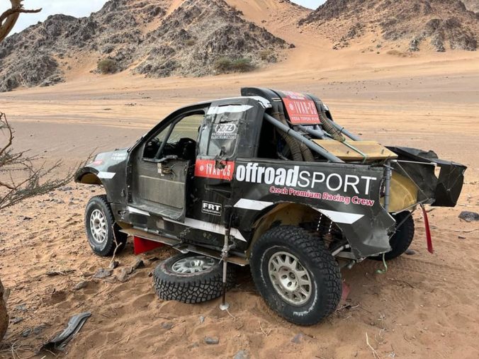 Sýkora a Zapletal mali na Rely Dakar 2023 nehodu, auto spadlo zo skaly a viackrát sa prevrátilo na strechu (video+foto)
