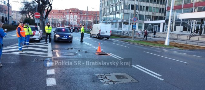 Na Miletičovej ulici v Bratislave sa prepadla vozovka