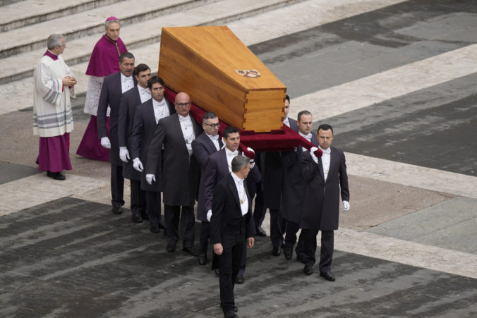 Pohreb Benedikta XVI. povedie pápež František, očakáva sa účasť desaťtisícov ľudí a príde aj Heger (video+foto)