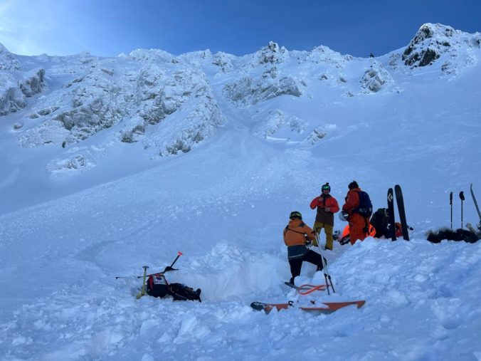 Pod Chopkom spadli dve lavíny a strhli lyžiarov (foto)