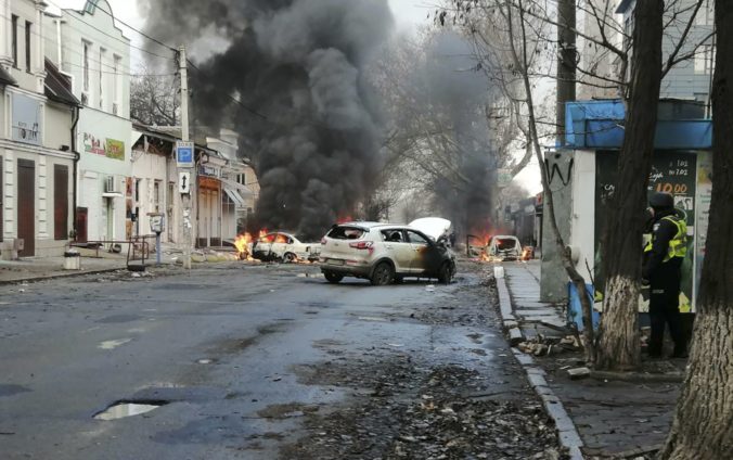 Ruské bombardovanie zasiahlo budovu nemocnice v Chersone, nijaké obete neboli hlásené