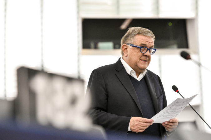 Kľúčový podozrivý v korupčnom škandále siahajúcom do europarlamentu bude hovoriť výmenou za nižší trest