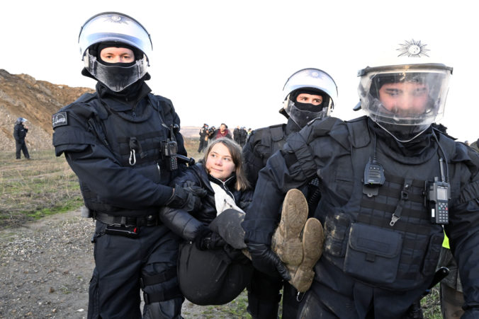 Polícia počas protestu proti zničeniu nemeckej obce Lützerath zadržala klimatickú aktivistku Gretu Thunberg