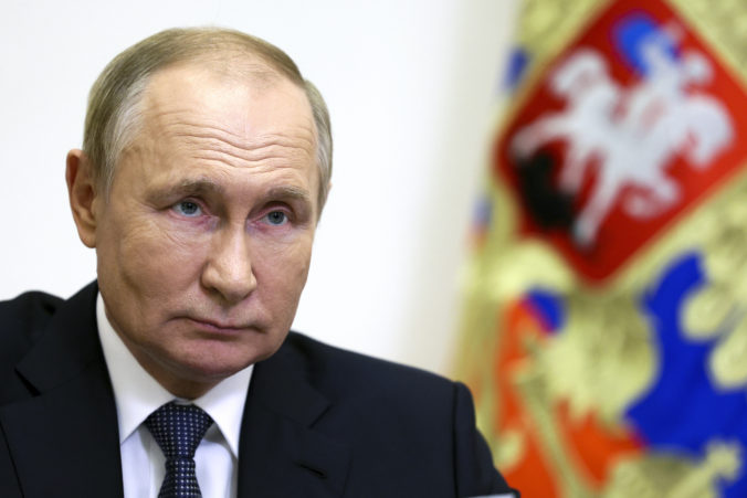 Putin v Petrohrade tvrdil, že cieľom invázie je ukončenie „vojny“, ktorá na Ukrajine zúri od roku 2014