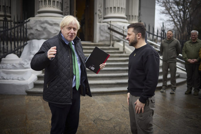Britský expremiér Boris Johnson navštívil Ukrajinu, stretol sa s prezidentom Zelenským a navštívil aj Buču