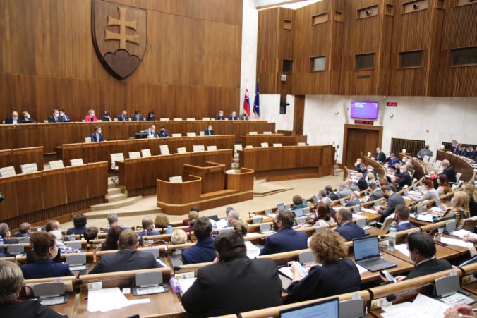 Parlament rokuje o zmene ústavy v súvislosti s predčasnými voľbami (naživo)