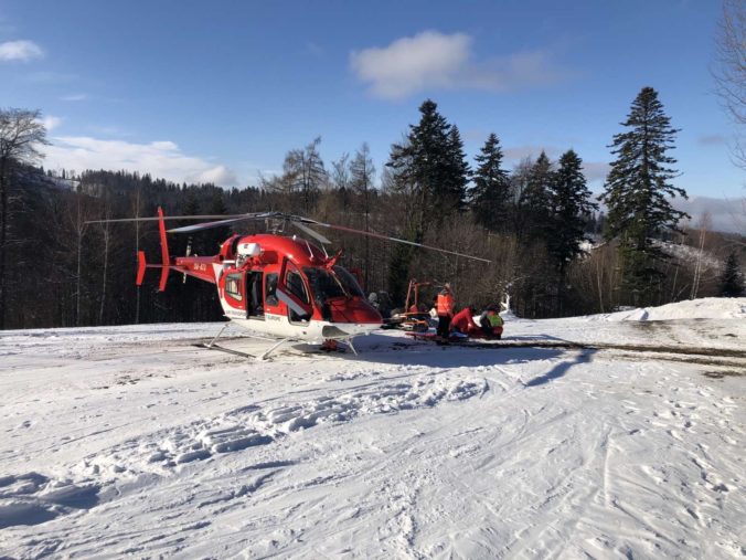 V lyžiarskom stredisku Veľká Rača sa vážne zranil 22-ročný lyžiar, zasahovať musel aj vrtuľník