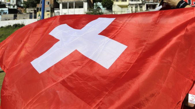 Neutrálne Švajčiarsko chce ponúknuť príspevok k európskej bezpečnosti, navrhlo výnimku zo zákazu reexportu zbraní na Ukrajinu
