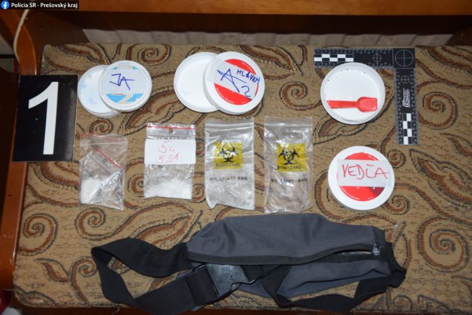 Kriminalisti v Poprade zadržali štyri osoby, našli bielu látku i predmety na výrobu drog (foto)