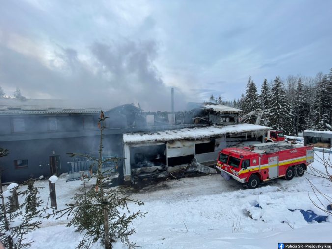 Hasiči zasahujú pri požiari budovy drevovýroby v Tatranskej Štrbe, uhasiť sa ho nedarí