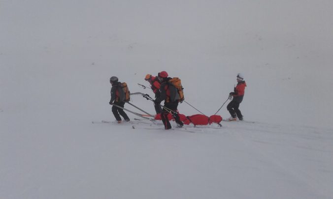 Pád lavíny pod Groszovým ľadopádom pripravil o život dvoch horolezcov