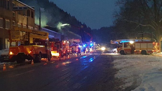 V Ružomberku horela lakovňa, hasičom sa oheň podarilo dostať pod kontrolu po niekoľkých hodinách