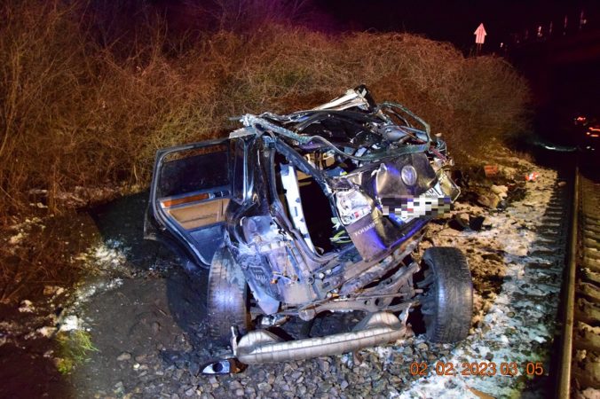 Auto vyletelo z cesty a skončilo na koľajniciach, kde ho zdemoloval rýchlik. Dvaja ľudia sa ťažko zranili (foto)