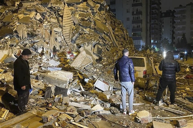 Silné zemetrasenie v Turecku a Sýrii si vyžiadalo stovky mŕtvych, ich počet ešte porastie (video+foto)