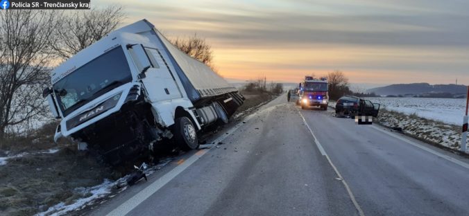 Vodič škodovky neprežil čelnú zrážku s kamiónom, tragická nehoda sa stala na ceste I/9 (foto)